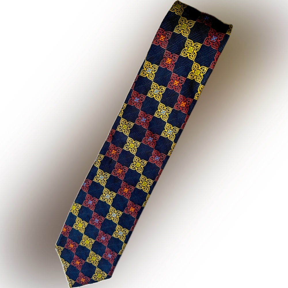 100% Italian silk medallion tie.